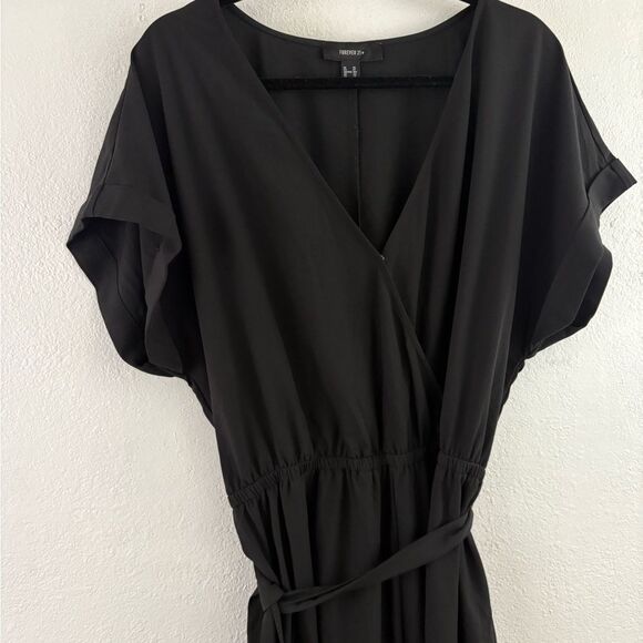 Forever 21 short sleeve v-neck black jumpsuit size 2X - Picture 2 of 5